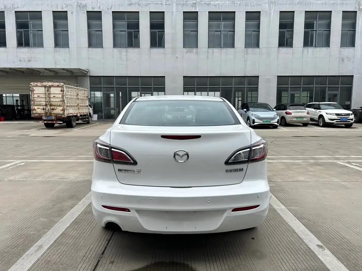 Mazda 3 Axela 2011 Sedan 1.6L Manual Comfort — миниатюра 6