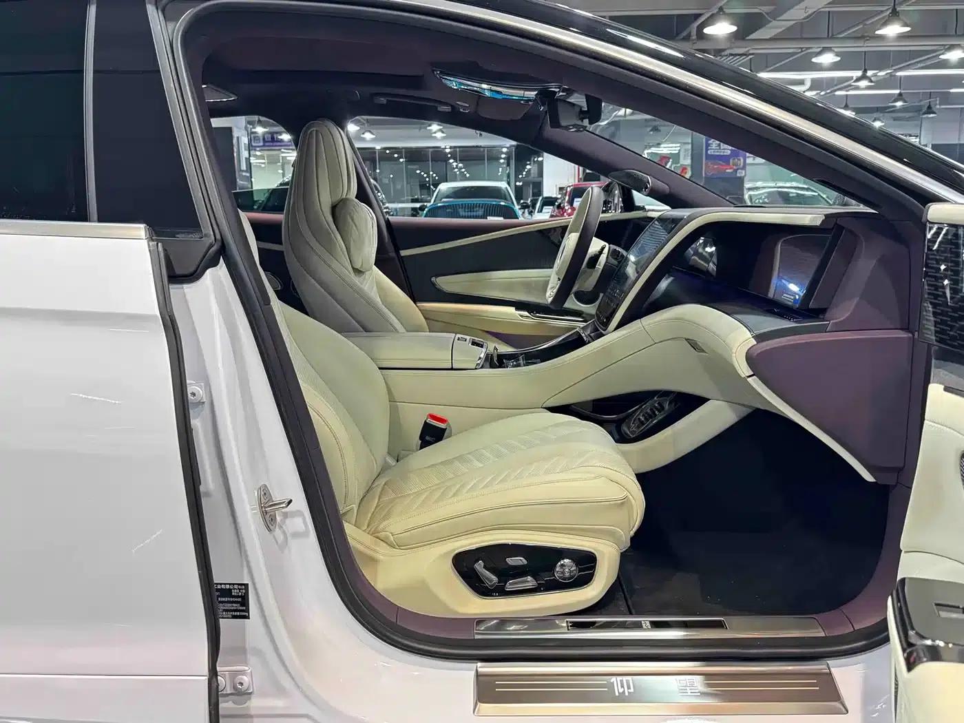 Looking up at the U7 2025 PHEV five-seater luxury edition — миниатюра 15