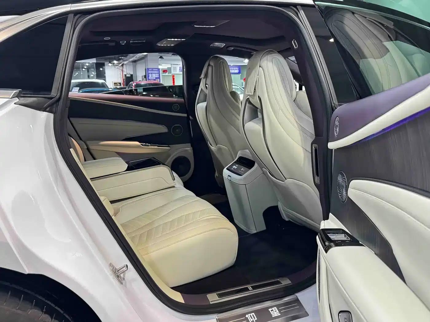 Looking up at the U7 2025 PHEV five-seater luxury edition — миниатюра 16
