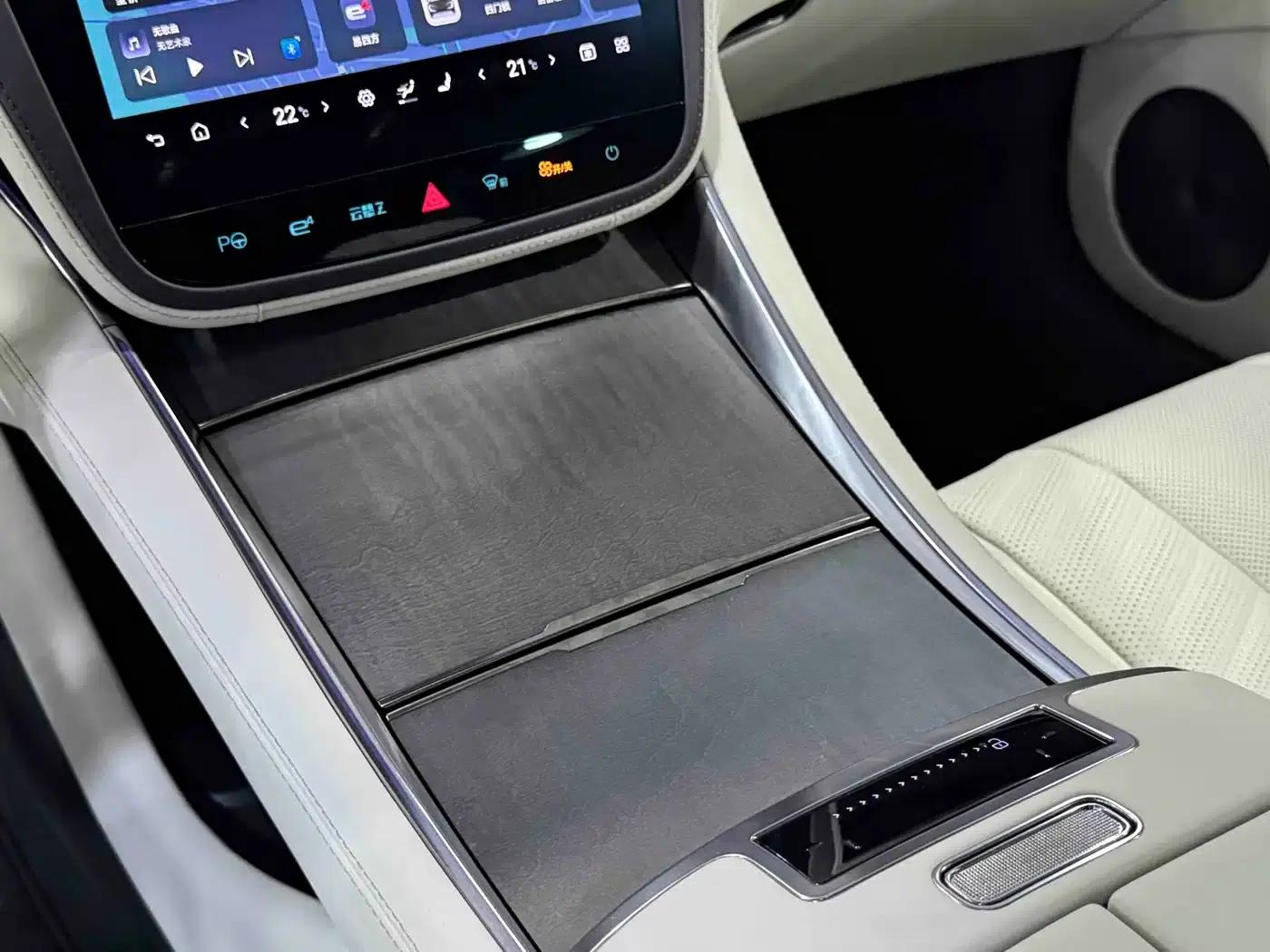 Looking up at the U7 2025 PHEV five-seater luxury edition — миниатюра 17