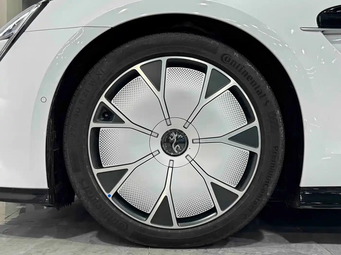 Looking up at the U7 2025 PHEV five-seater luxury edition — миниатюра 7