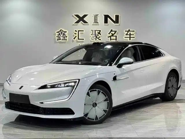 Looking up at the U7 2025 PHEV five-seater luxury edition