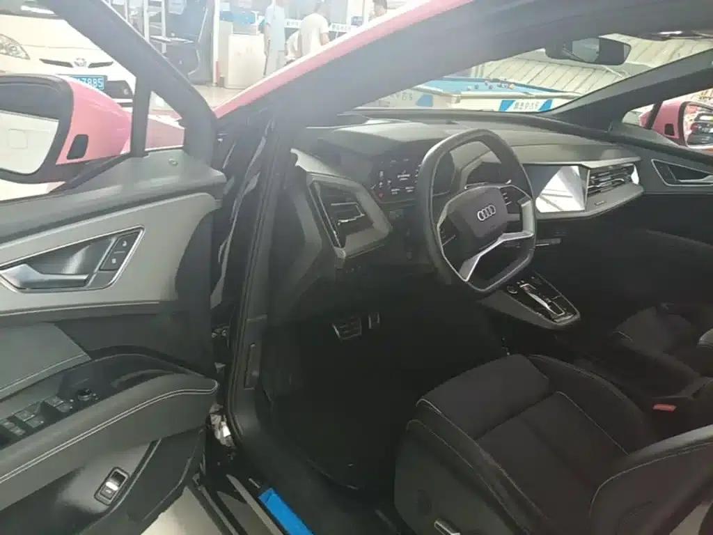 Audi Q5 e-tron 2023 Model 40 e-tron Star Edition Mech Suit — миниатюра 16