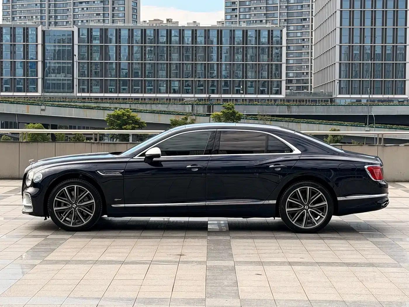2022 Mercedes-Benz Flying Spur Plug-in Hybrid 2.9T V6 Hybrid Mulliner — миниатюра 3