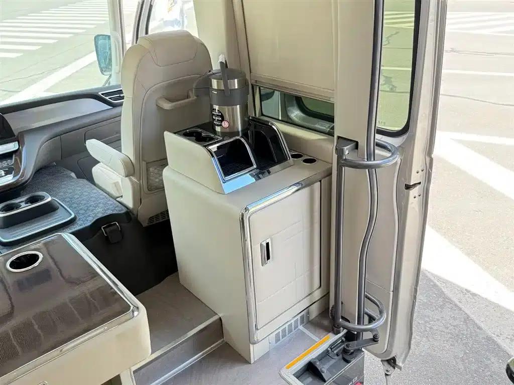 Hongqi Golden Sunflower Guoyue 2024 3.0T Luxury Edition 17-seater — миниатюра 17