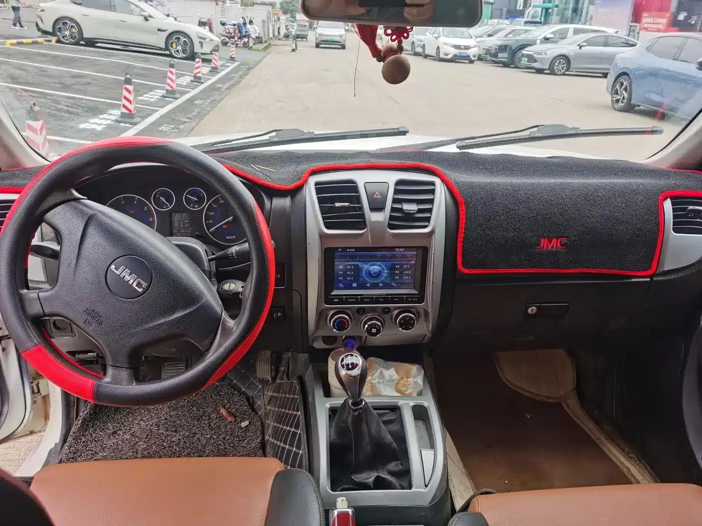 Baodian 2018 Model 2.9T New Value Two-Wheel Drive Diesel Luxury Standard Cargo Box JX4D30B5L — миниатюра 6