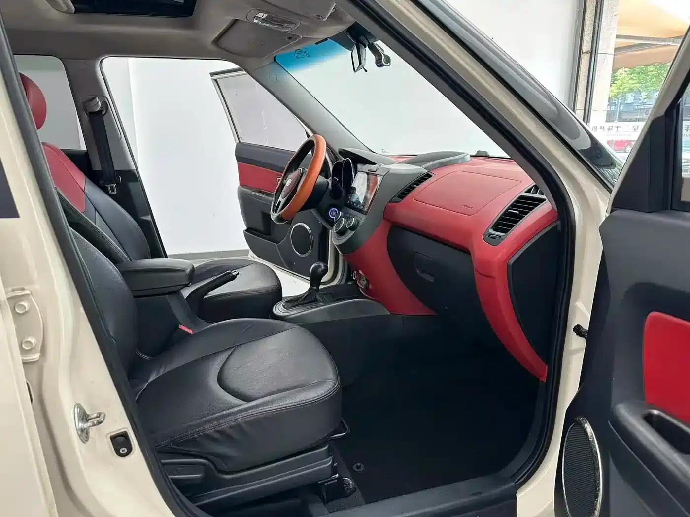 2010 Volkswagen Soul 2.0L AT Premium — миниатюра 4