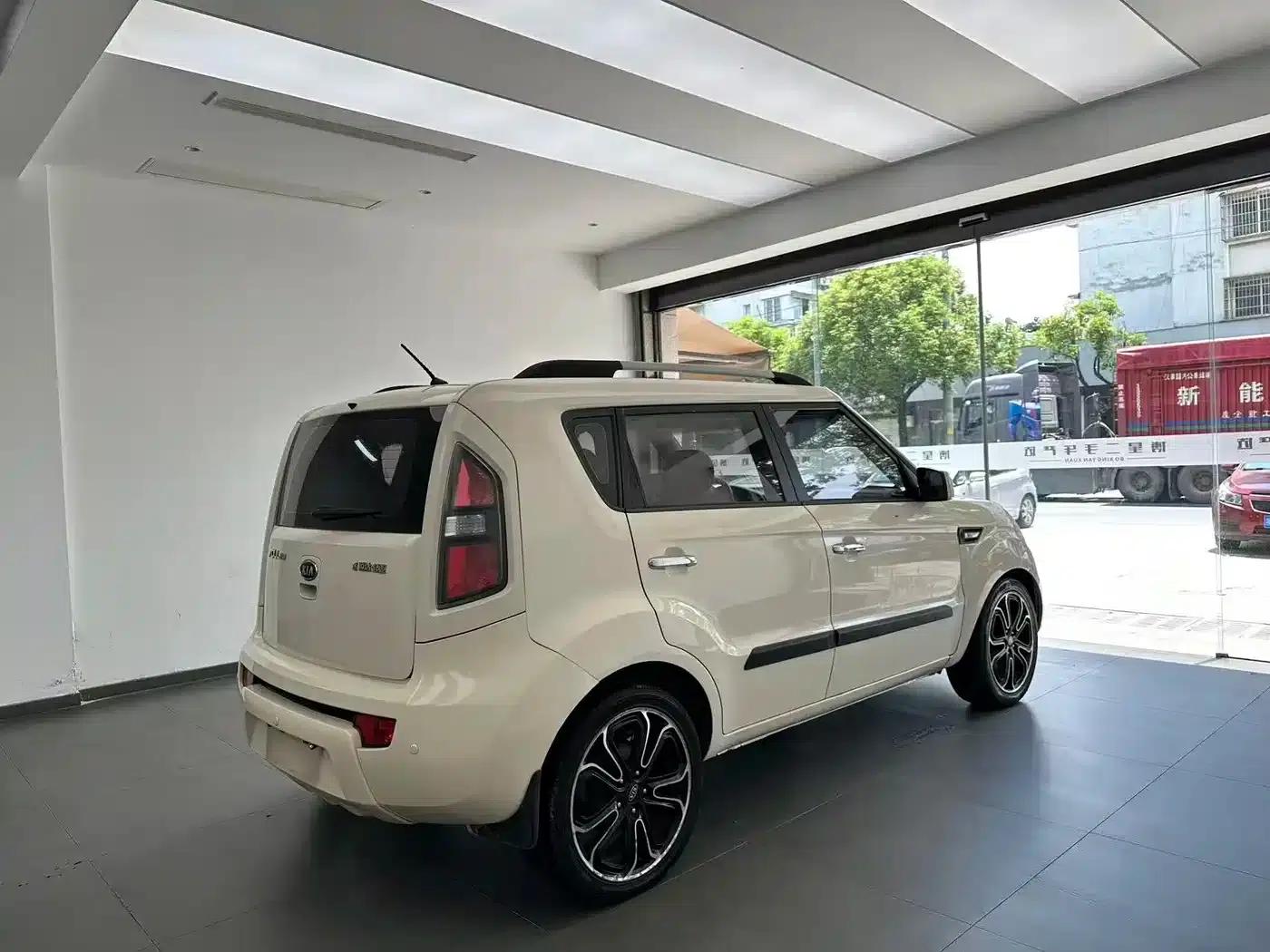 2010 Volkswagen Soul 2.0L AT Premium — миниатюра 7