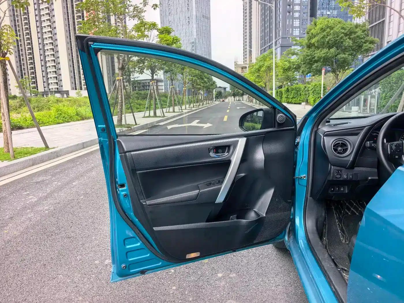 Corolla Hybrid E+ 2019 1.8L E-CVT Flagship Edition — миниатюра 10