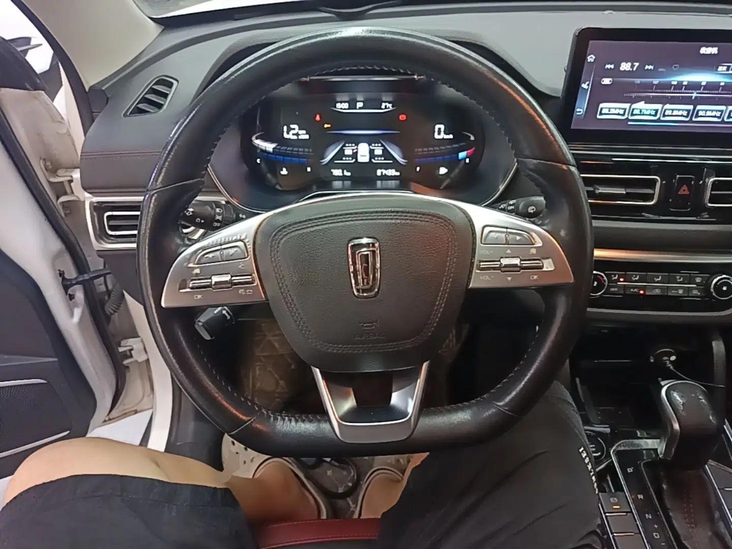 Bestune T33 2019 1.6L Automatic Luxury Edition China VI — миниатюра 13