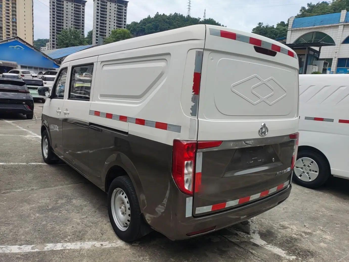 CHANGAN KUAYUE Xing V5 EV 2021 Luxury Edition 5-Seater Van with Lingdian System — миниатюра 4