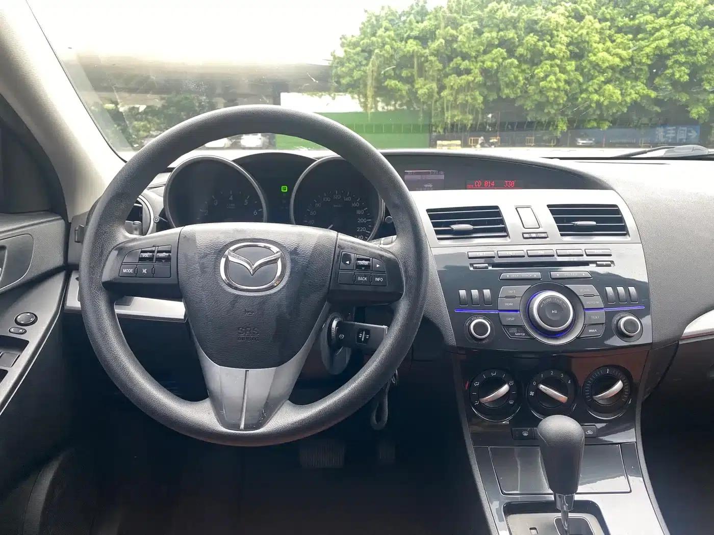 Mazda3 Axela 2015 Hatchback 1.6L Automatic Elite — миниатюра 11