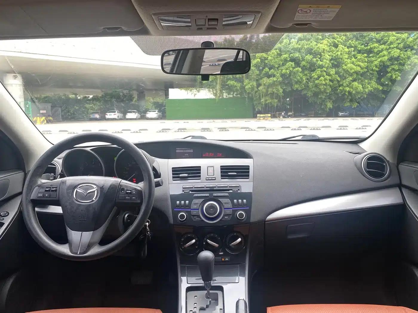 Mazda3 Axela 2015 Hatchback 1.6L Automatic Elite — миниатюра 9