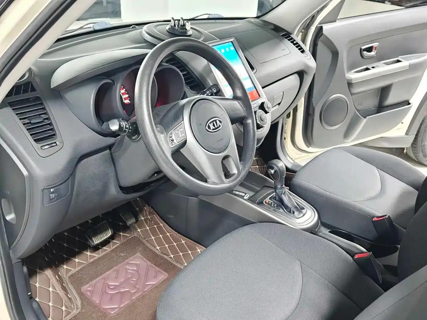 2013 Volkswagen Soul 1.6L AT GL — миниатюра 13