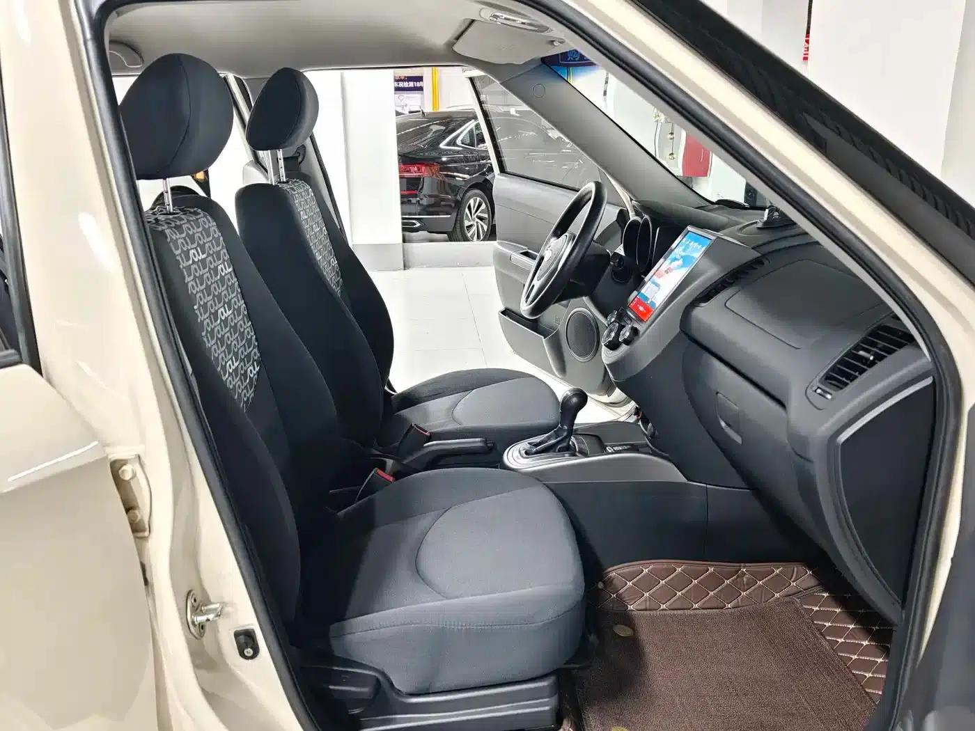 2013 Volkswagen Soul 1.6L AT GL — миниатюра 9