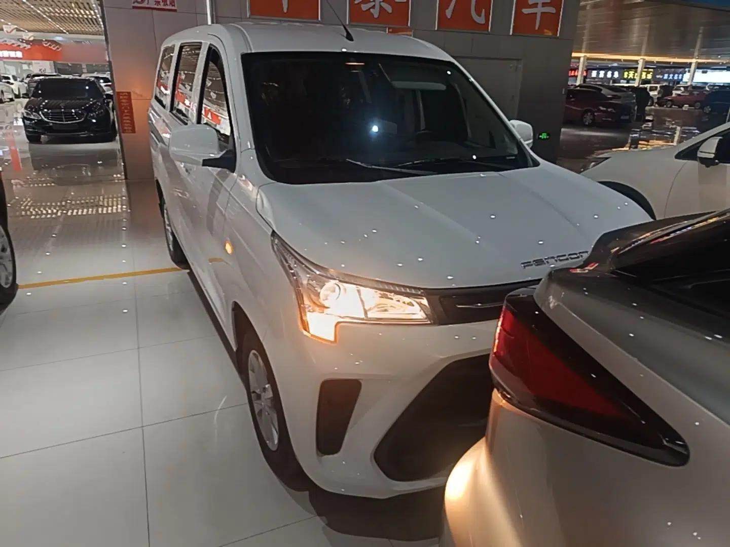 Dongfeng Fengon 380 2022 1.5L Luxury Edition Passenger Vehicle 5 Seats — миниатюра 2