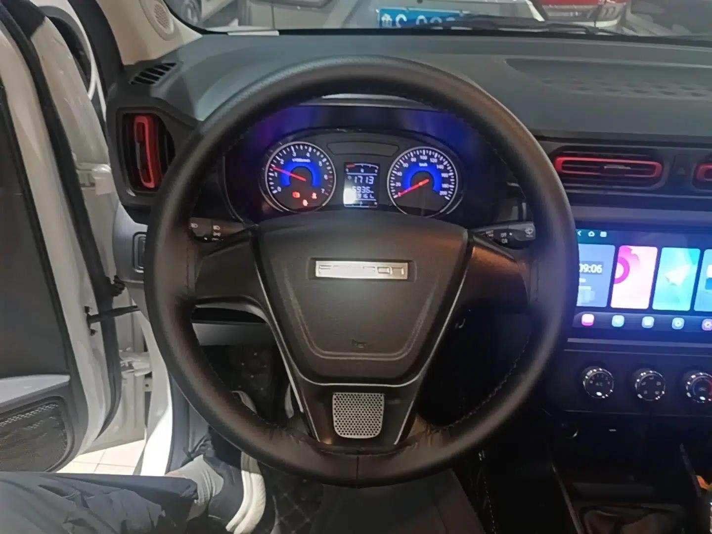 Dongfeng Fengon 380 2022 1.5L Luxury Edition Passenger Vehicle 5 Seats — миниатюра 13