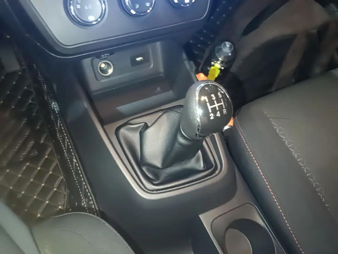 Dongfeng Fengon 380 2022 1.5L Luxury Edition Passenger Vehicle 5 Seats — миниатюра 16