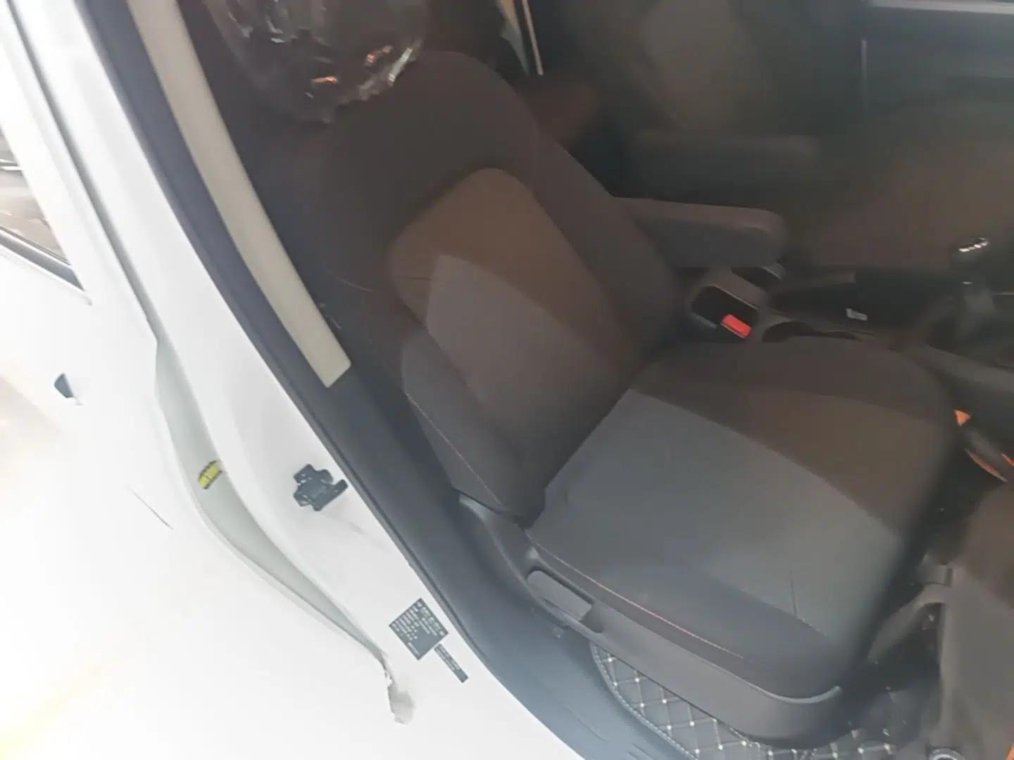 Dongfeng Fengon 380 2022 1.5L Luxury Edition Passenger Vehicle 5 Seats — миниатюра 19