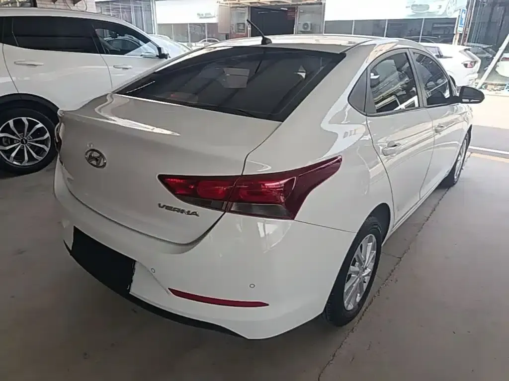 2016 Hyundai Verna 1.4L Automatic GLS (Cool Edition) — миниатюра 7