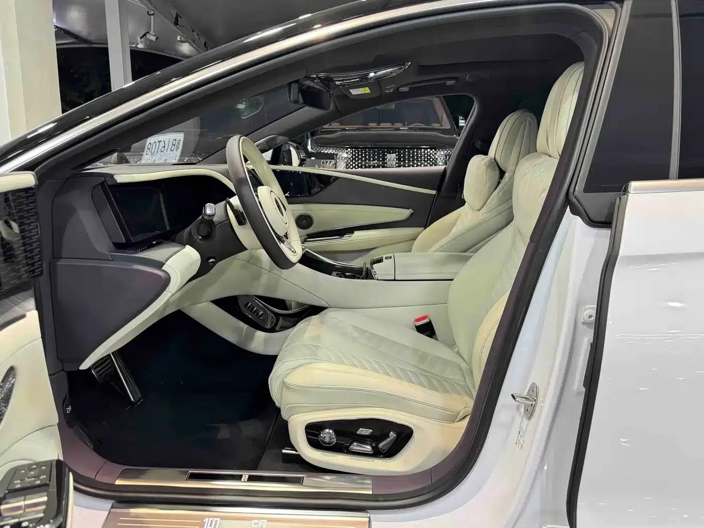 Looking up at the U7 2025 PHEV five-seater luxury edition — миниатюра 12