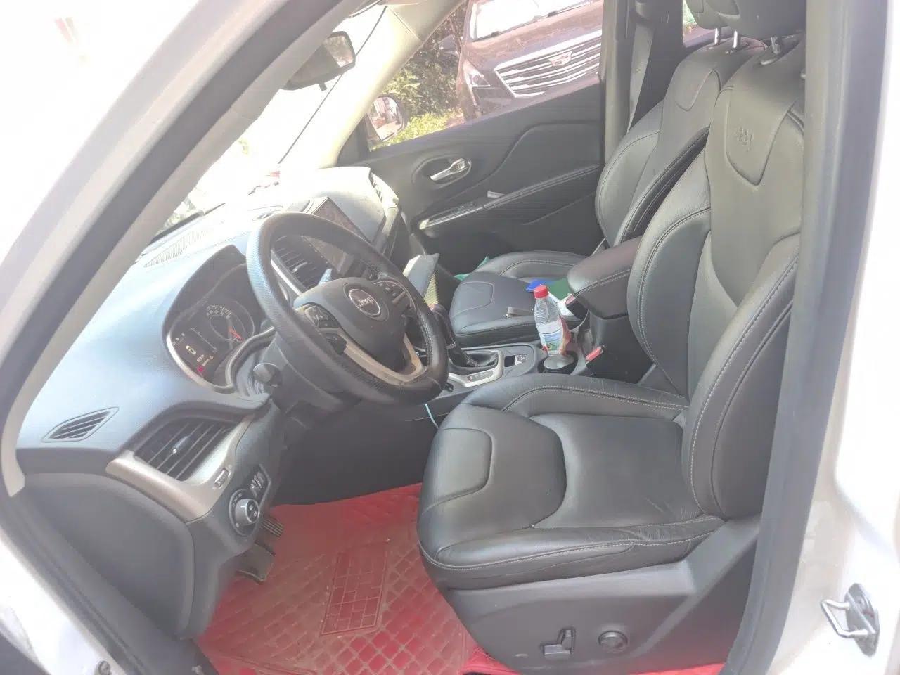 Jeep Cherokee 2016 2.4L Leading Edition — миниатюра 15