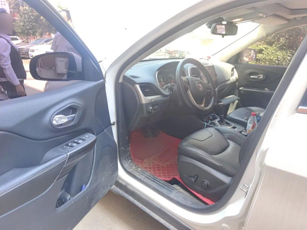 Jeep Cherokee 2016 2.4L Leading Edition — миниатюра 16