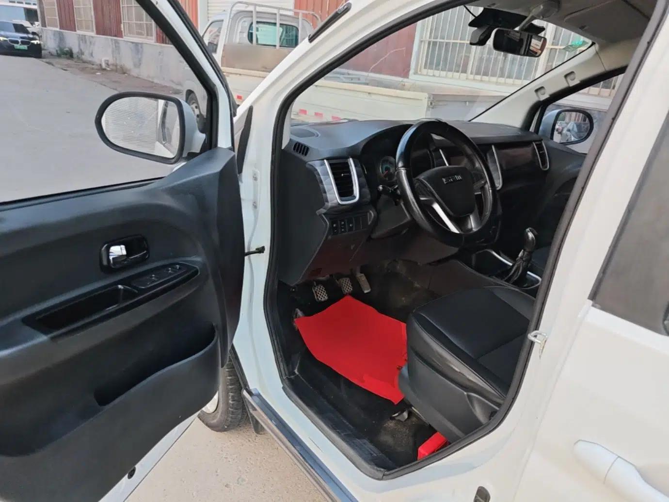 Jinbei Gold Hiace M Classic 2022 Panda Edition 1.5L Travel Lion Passenger Van 5 Seats — миниатюра 23