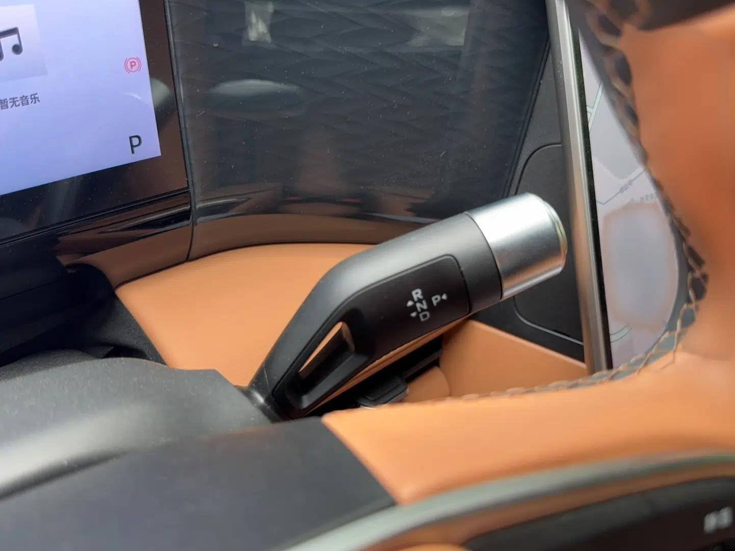 Geely Galaxy L7 2025 EM-i 115km Exploration+ Edition — миниатюра 10