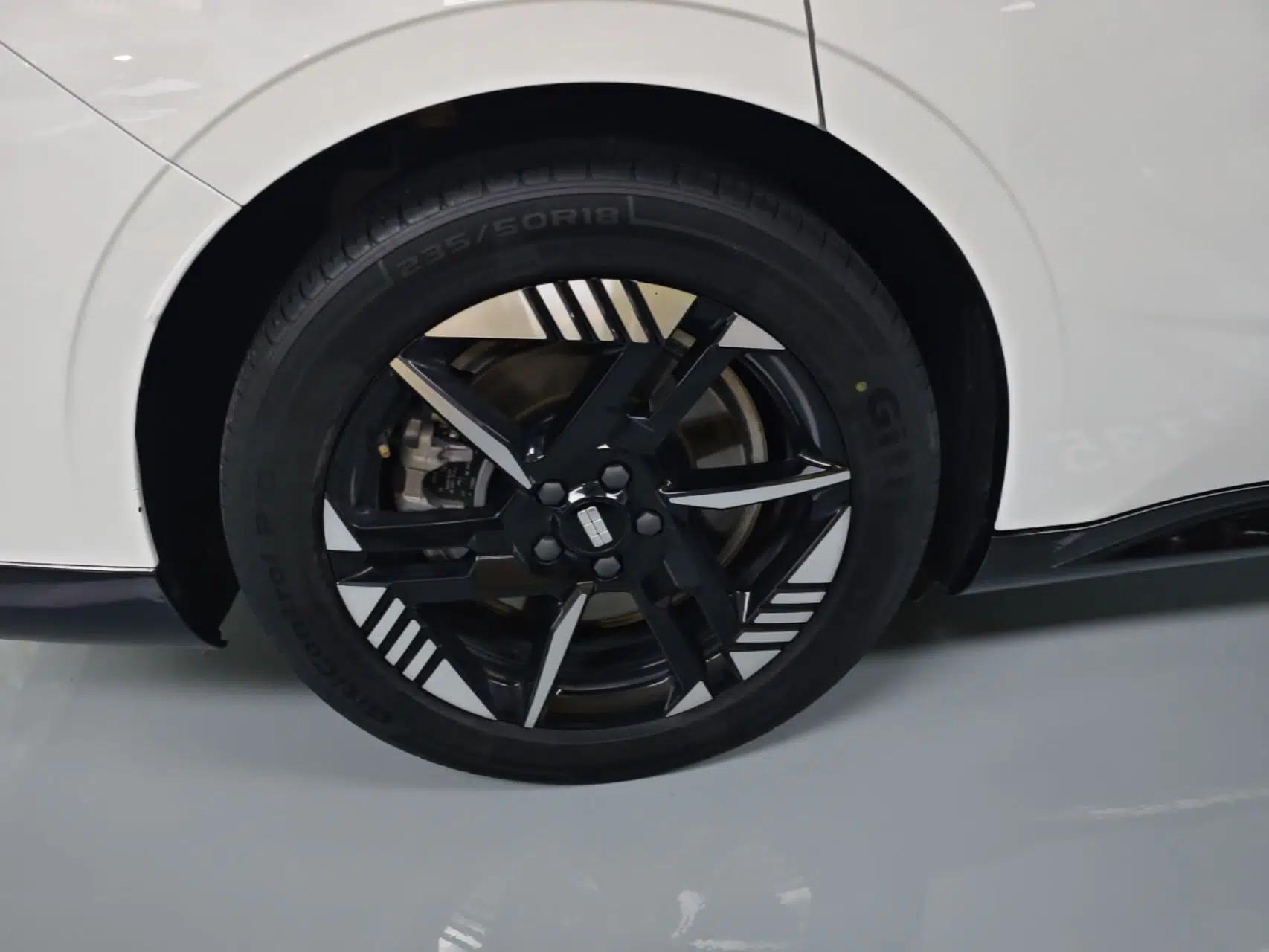 Geely Galaxy E8 2024 550 km Range Rear-Wheel-Drive PRO — миниатюра 11