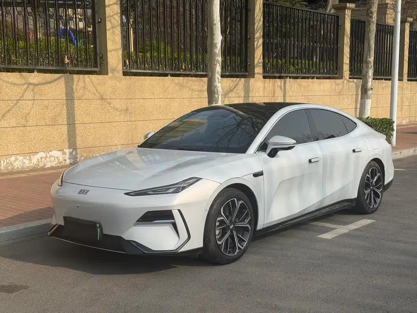 Geely Galaxy E8 2025 700 km Long-Range Intelligent Driving Version — миниатюра 1