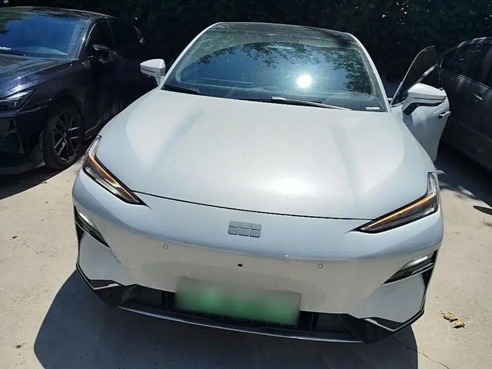 Geely Galaxy E8 2025 700 km Long-Range Intelligent Driving Version — миниатюра 2