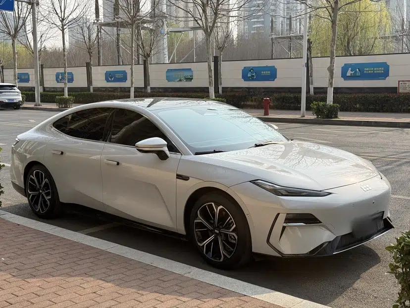 Geely Galaxy E8 2025 700 km Long-Range Intelligent Driving Version — миниатюра 15