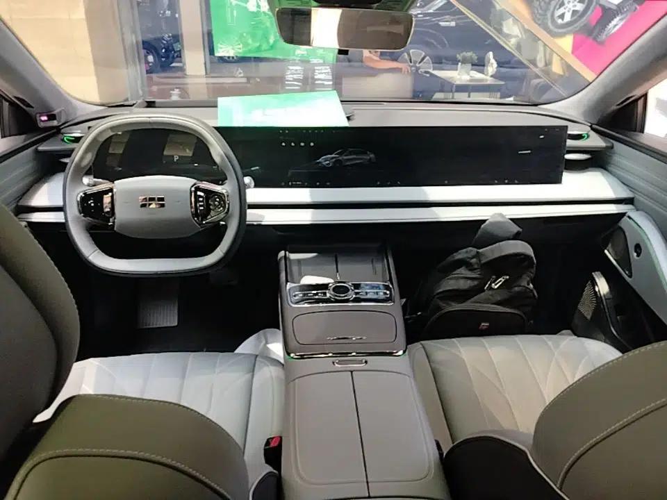 Geely Galaxy E8 2025 700 km Long-Range Intelligent Driving Version — миниатюра 12