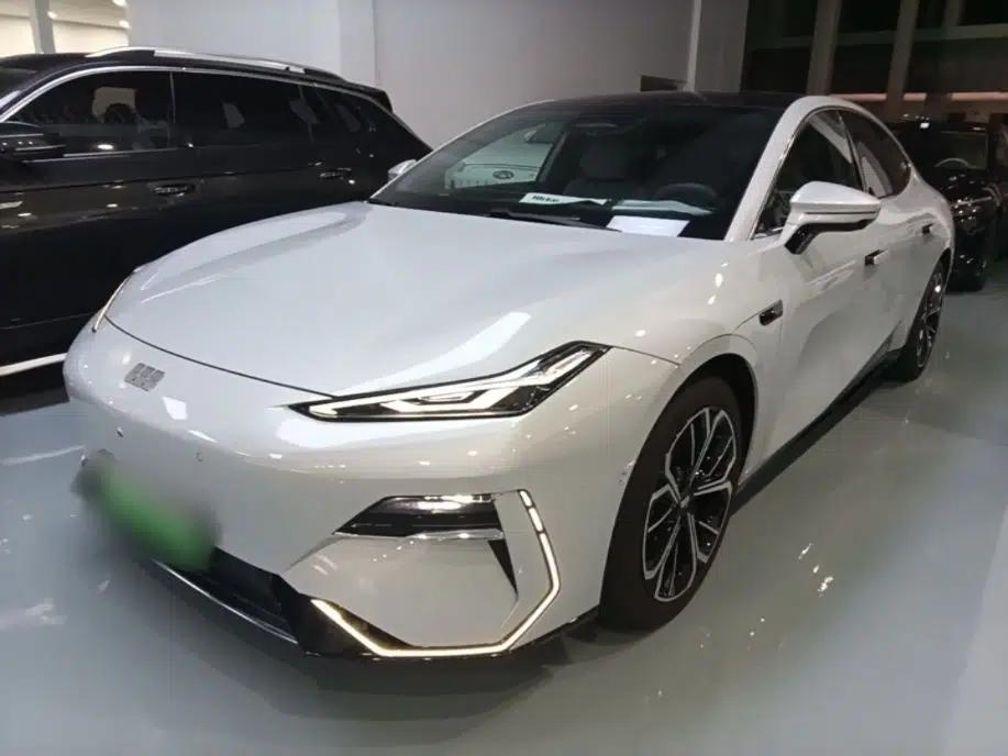 Geely Galaxy E8 2025 700 km Long-Range Intelligent Driving Version — миниатюра 1