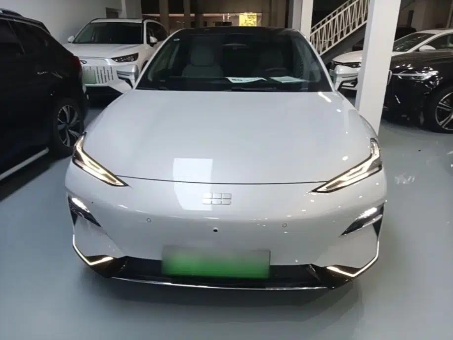 Geely Galaxy E8 2025 700 km Long-Range Intelligent Driving Version — миниатюра 2