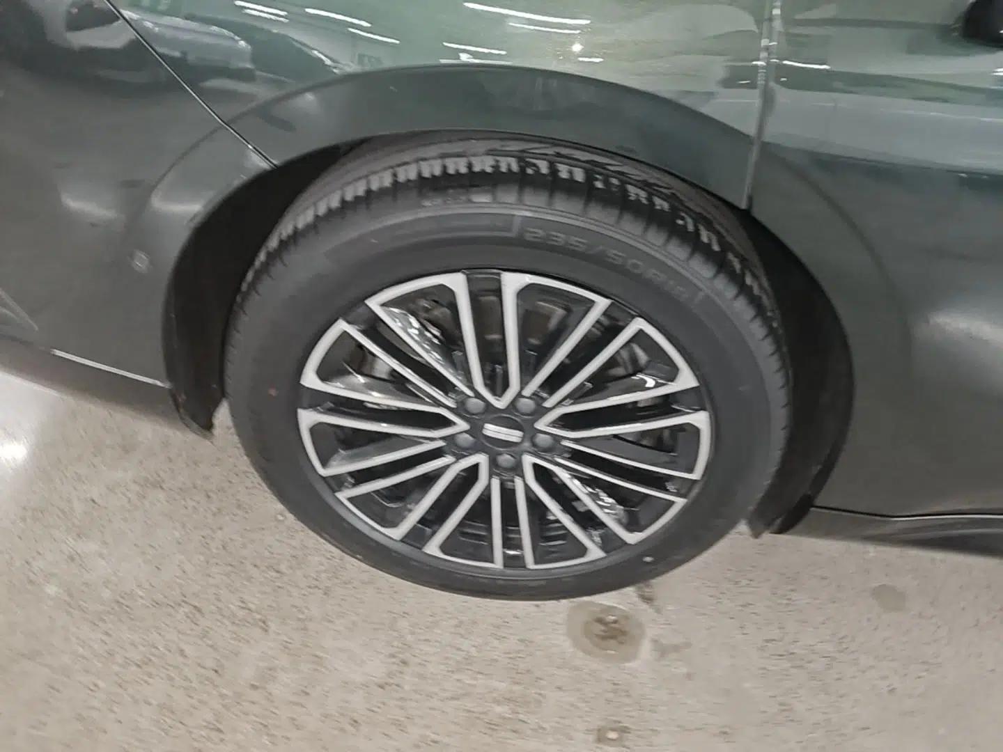 Geely Galaxy 8 2025 130km EM-i Deluxe Edition — миниатюра 11