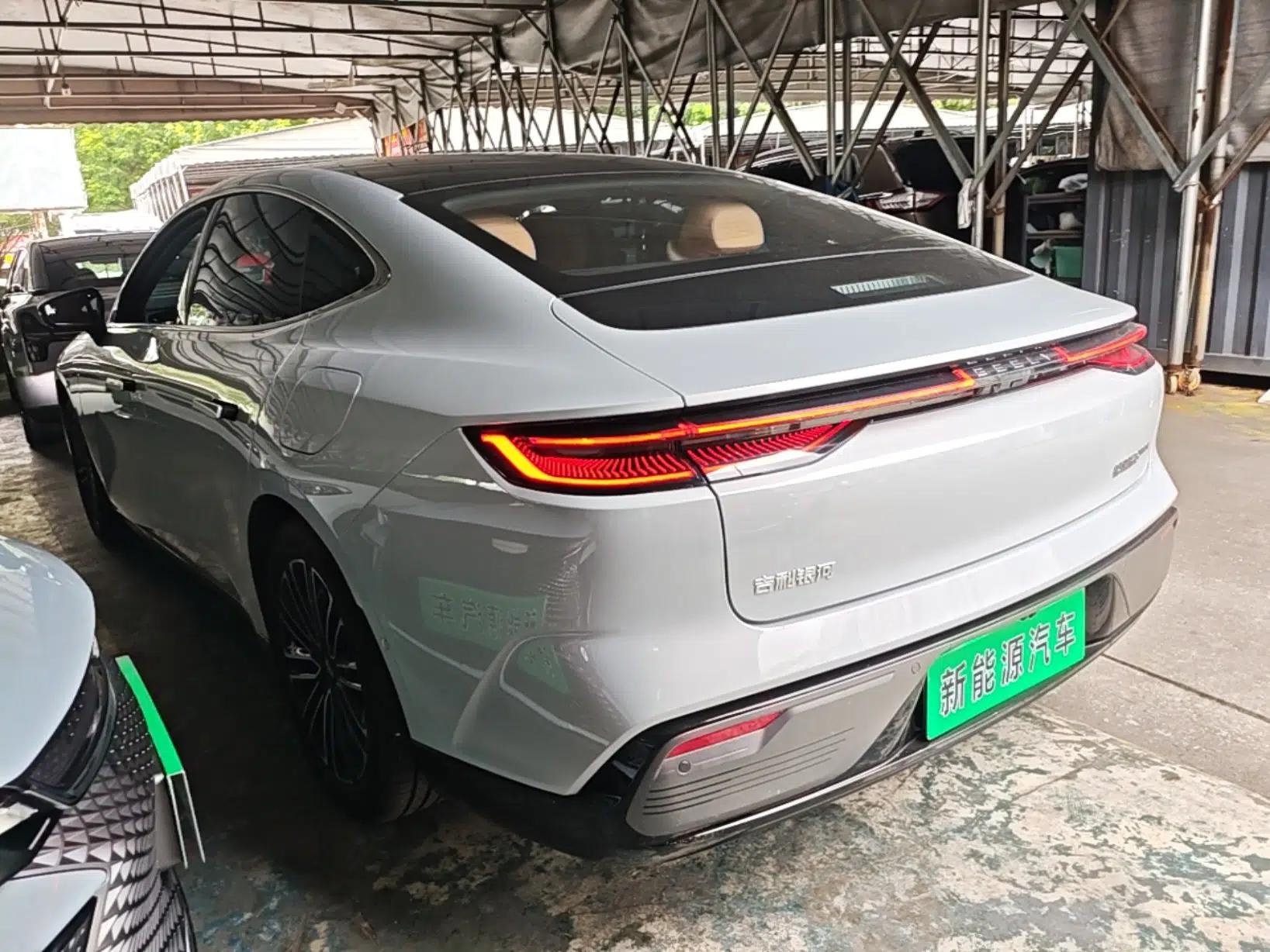 Geely Galaxy 8 2025 130km EM-i Deluxe Edition — миниатюра 13