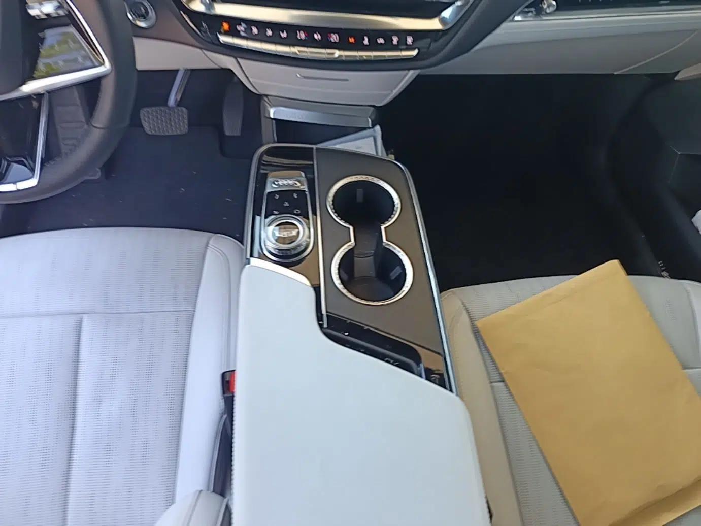 Cadillac LYRIQ 2022 Rear-Drive Long-Range Luxury Edition — миниатюра 16
