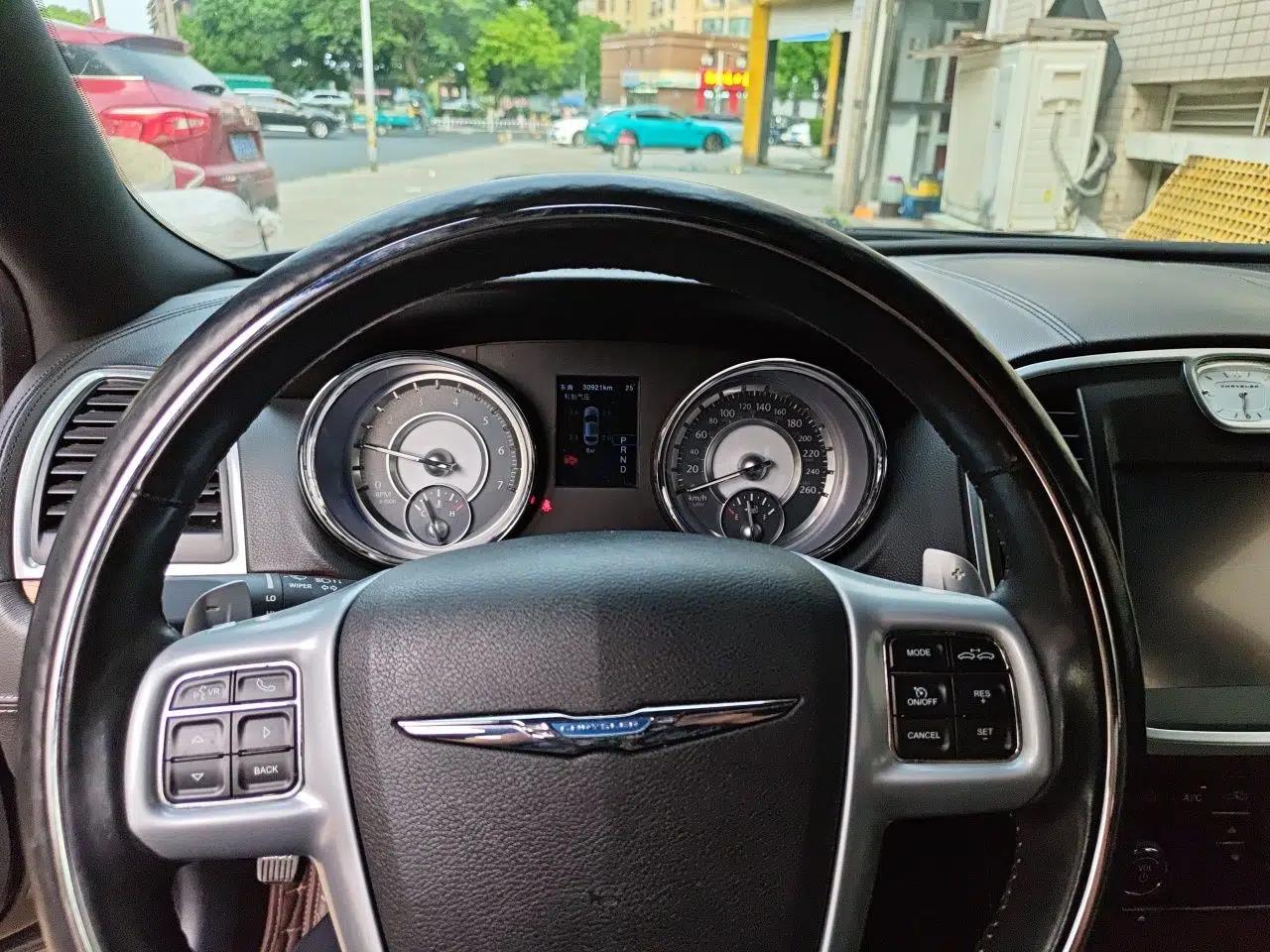 Chrysler 300C 2014 3.0L Excellence Edition — миниатюра 11