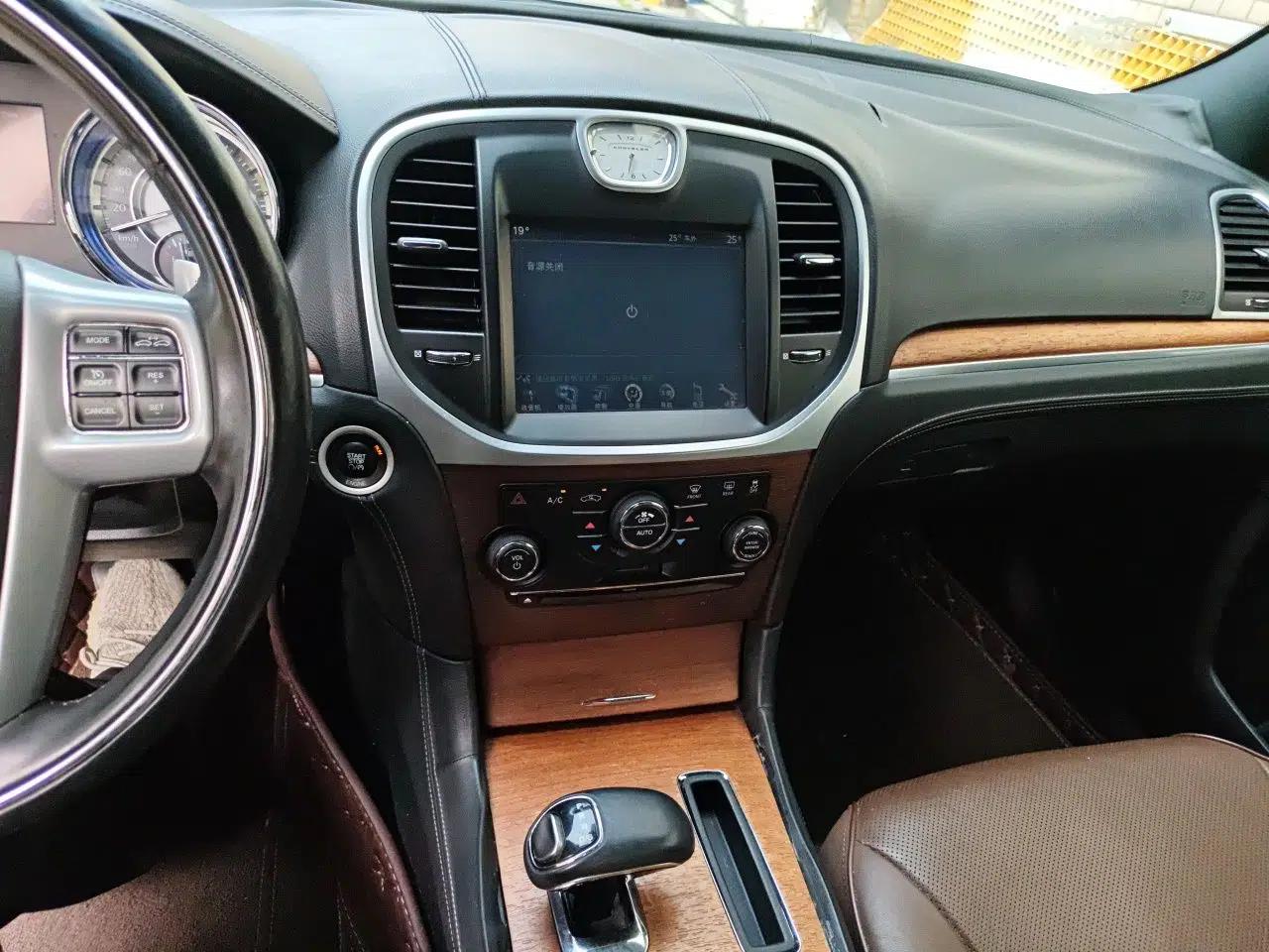 Chrysler 300C 2014 3.0L Excellence Edition — миниатюра 13