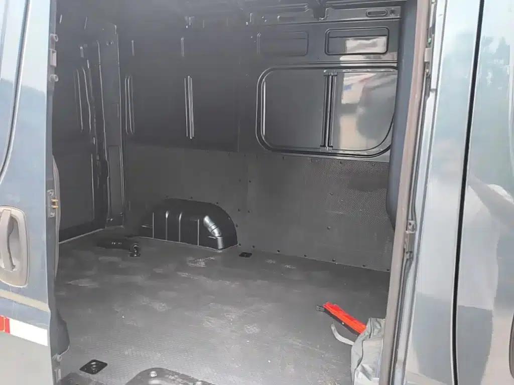 Yufeng 2023 V9+ 2.3T Manual Front-Wheel Drive Van with Short Wheelbase, Mid-Roof, 3 Seats — миниатюра 17