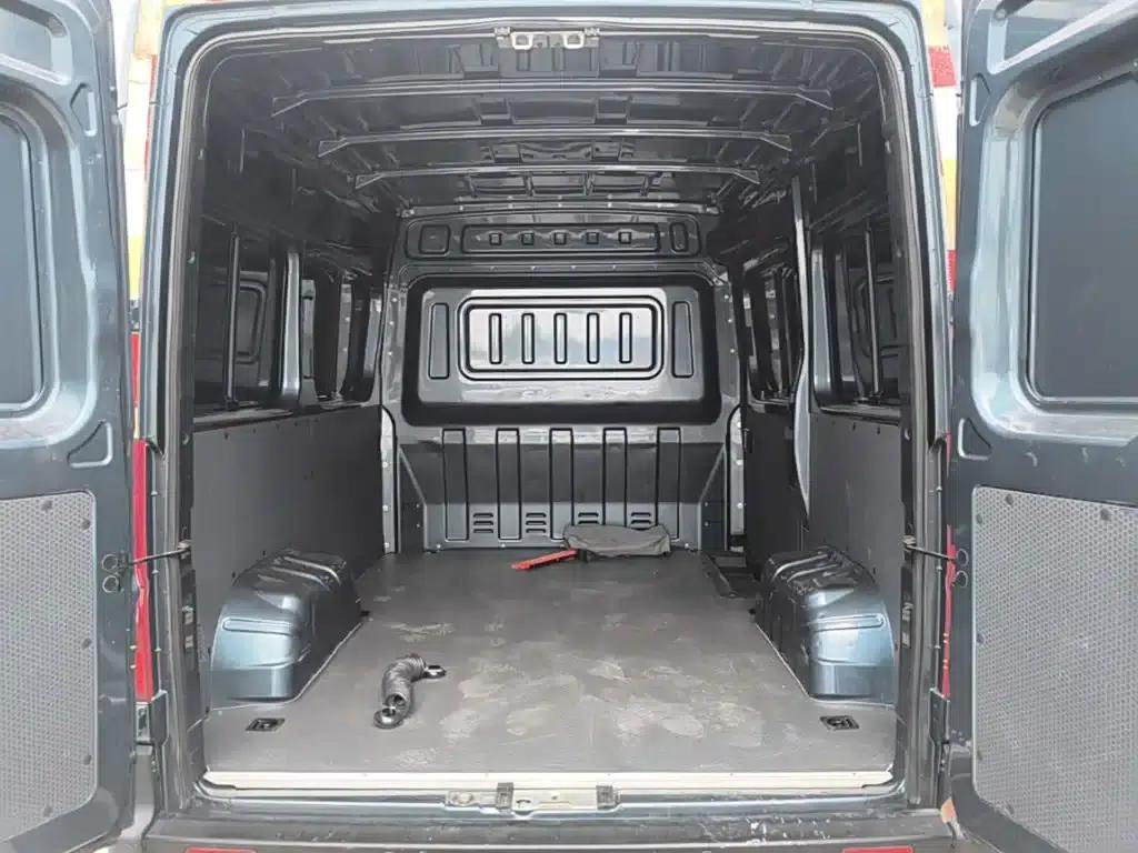 Yufeng 2023 V9+ 2.3T Manual Front-Wheel Drive Van with Short Wheelbase, Mid-Roof, 3 Seats — миниатюра 19