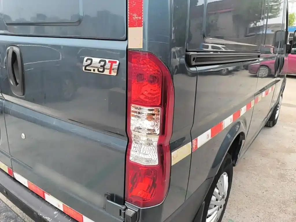 Yufeng 2023 V9+ 2.3T Manual Front-Wheel Drive Van with Short Wheelbase, Mid-Roof, 3 Seats — миниатюра 8