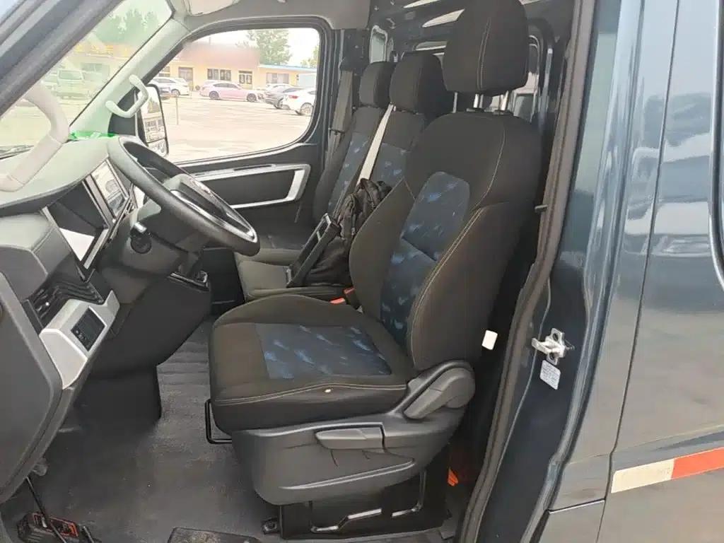 Yufeng 2023 V9+ 2.3T Manual Front-Wheel Drive Van with Short Wheelbase, Mid-Roof, 3 Seats — миниатюра 15