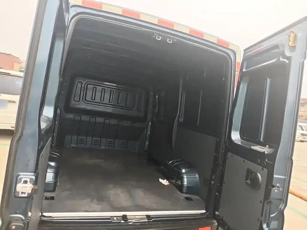 Yufeng 2023 V9+ 2.3T Manual Front-Wheel Drive Van with Short Wheelbase, Mid-Roof, 3 Seats — миниатюра 19