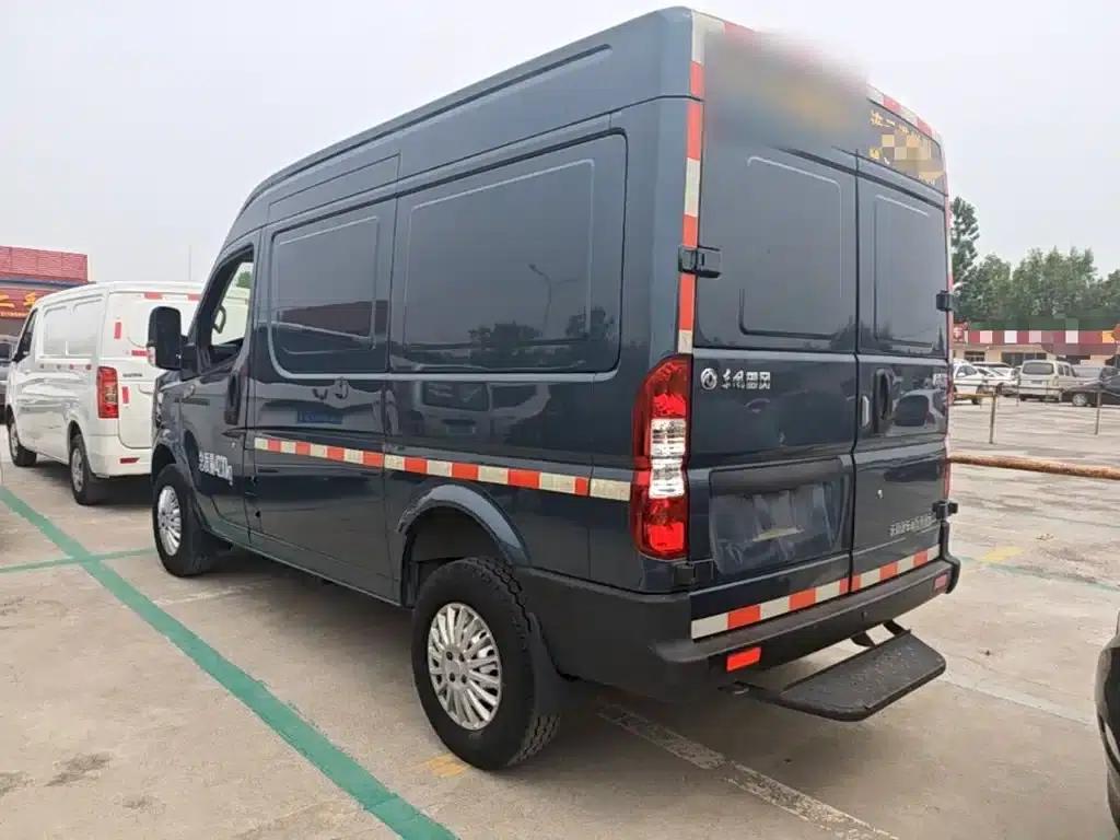 Yufeng 2023 V9+ 2.3T Manual Front-Wheel Drive Van with Short Wheelbase, Mid-Roof, 3 Seats — миниатюра 5
