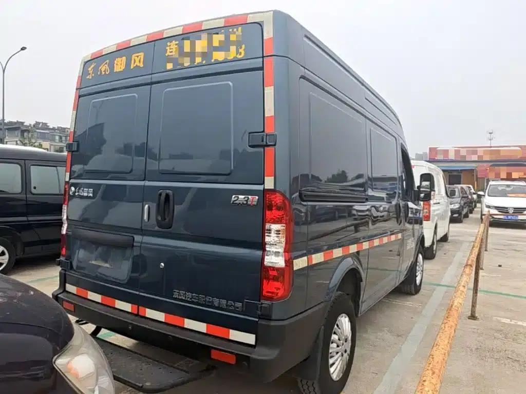 Yufeng 2023 V9+ 2.3T Manual Front-Wheel Drive Van with Short Wheelbase, Mid-Roof, 3 Seats — миниатюра 7