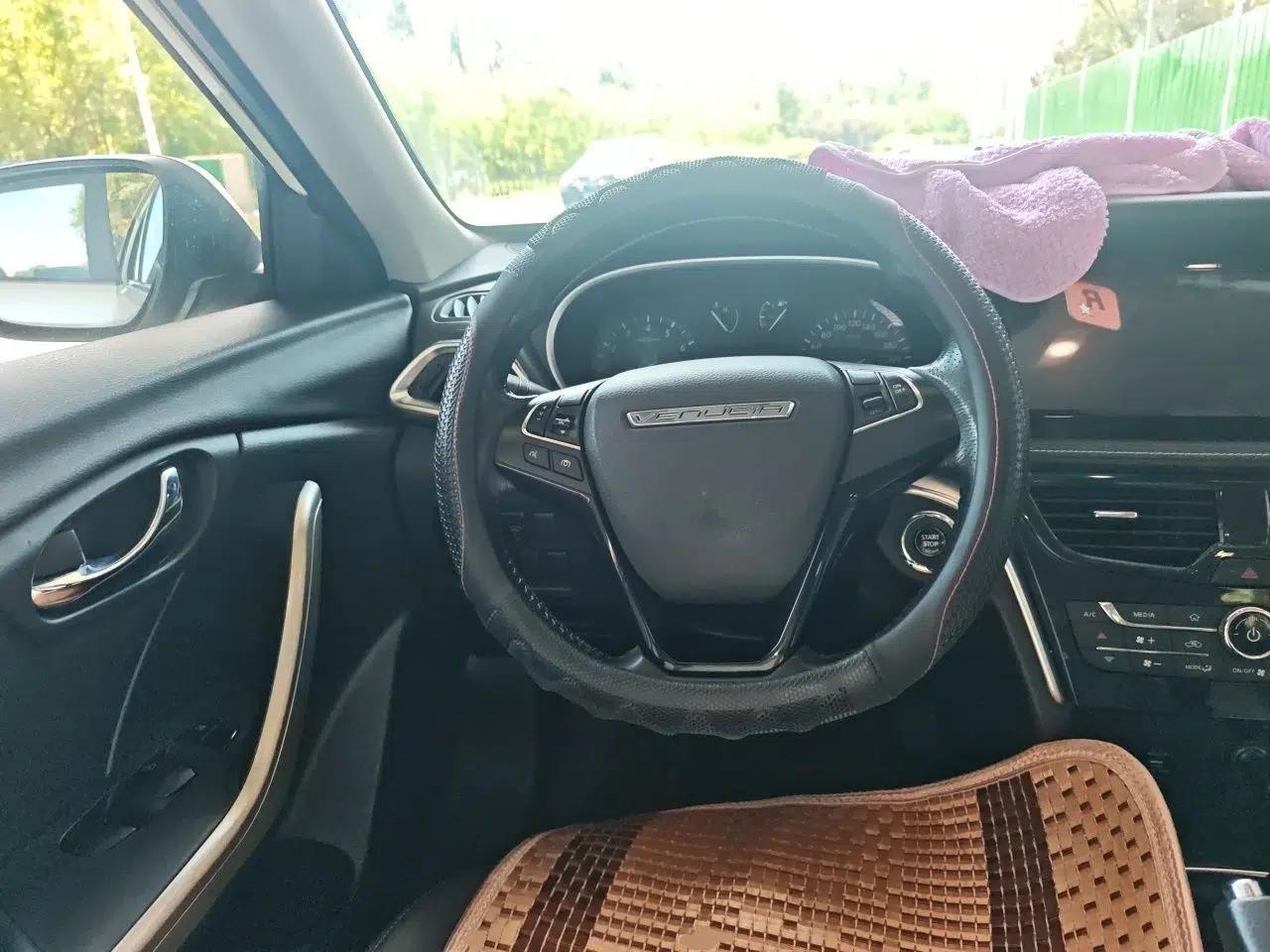 Venucia T90 2017 2.0L Manual ZhiShang Edition — миниатюра 10