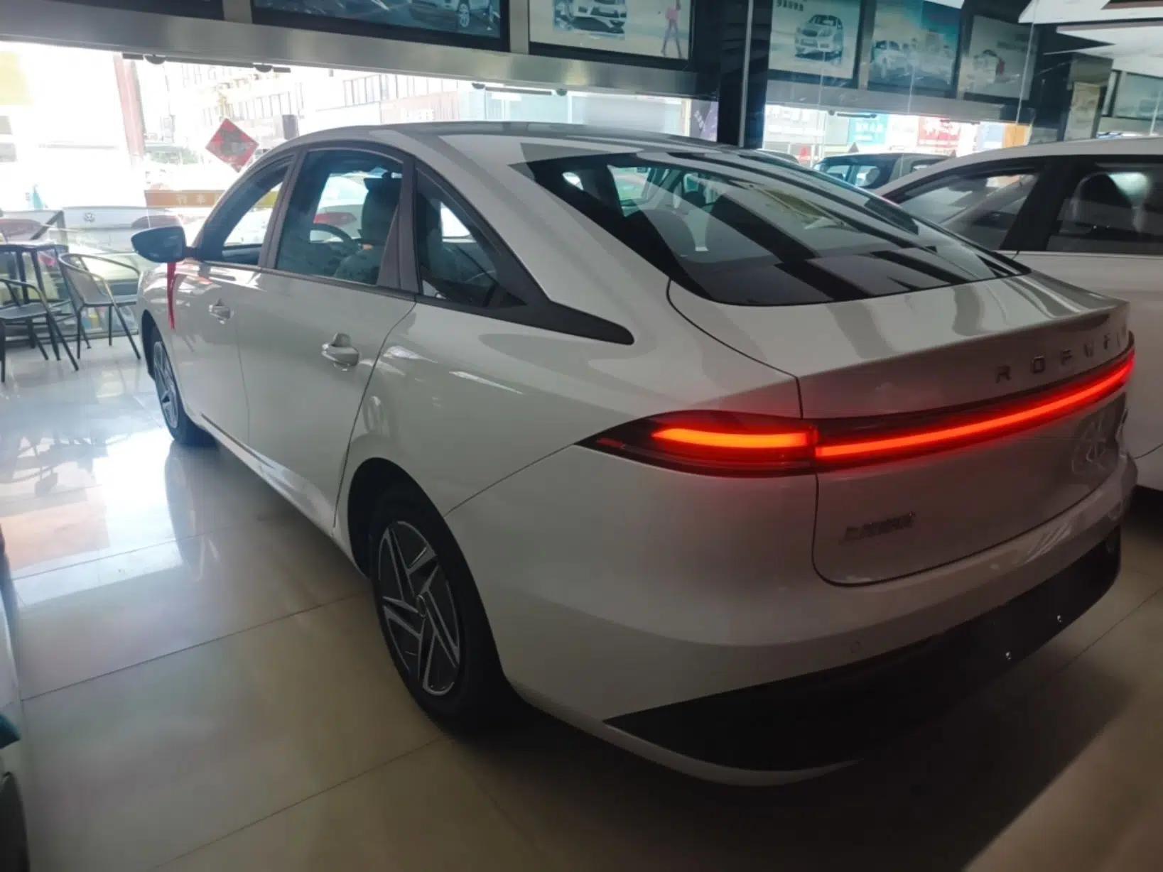 Roewe D6 2025 450 km Premium Edition — миниатюра 13